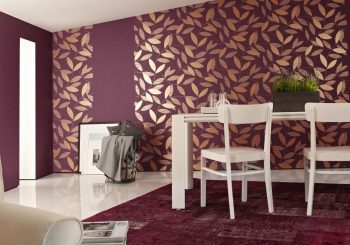 sala con papel tapiz morado con hojas doradas